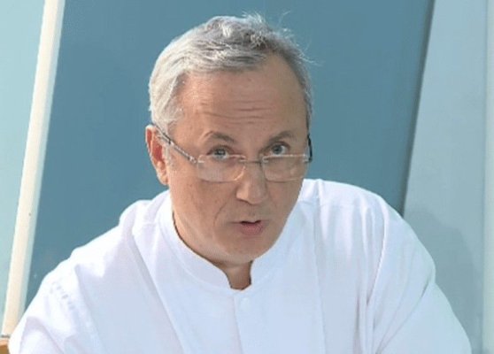 În timp ce opera, un chirurg celebru de la Spitalul Floreasca a snopit în bătaie doi colegi