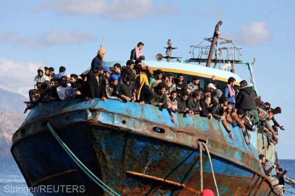 Garda de Coastă greacă a salvat 539 de migranți aflați pe un velier, în Marea Libiei
