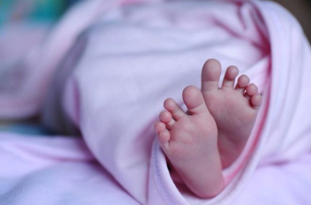 O fetiță a fost ascunsă de mama ei, într-un sertar, timp de trei ani