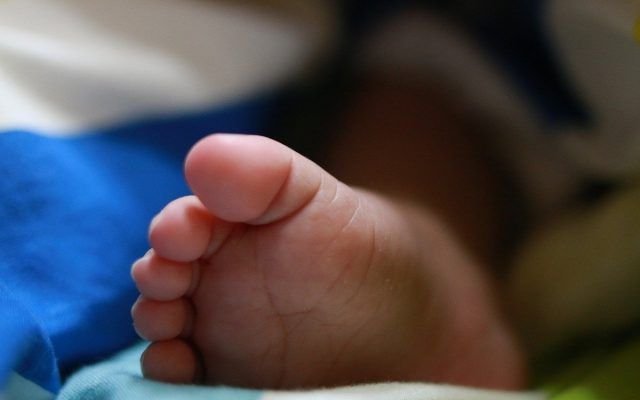 Nou născut, găsit mort în mașina de spălat a unei femei din România