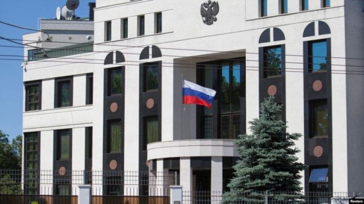 Un bărbat a aruncat două bombe incendiare în curtea ambasadei ruse din Chişinău