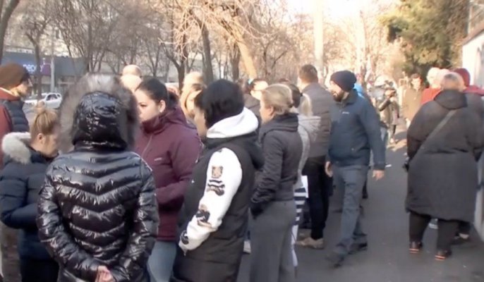 Părinții protestează în fața unei școli din București, după ce un elev ar fi fost violat în toaleta unității școlare