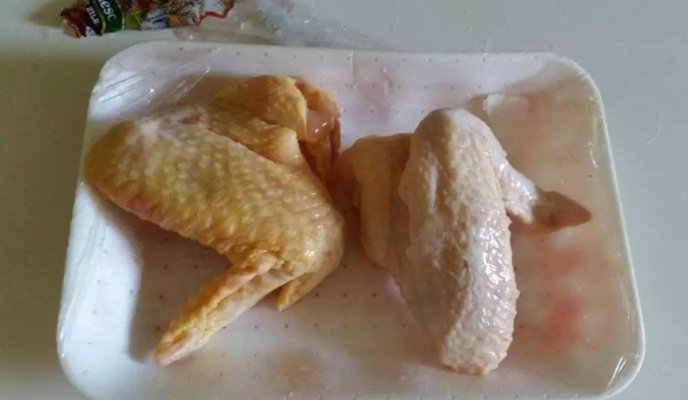 Scandalul puilor vopsiți din magazine: Comercianții pun afișe speciale ca să își mai poată vinde marfa