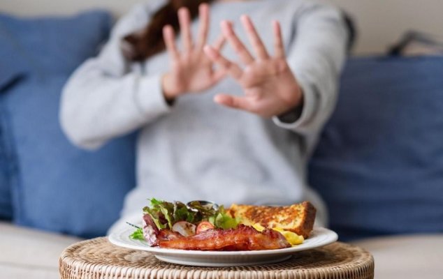 Săritul peste mese nu e un obicei bun. Riscurile la care te expui