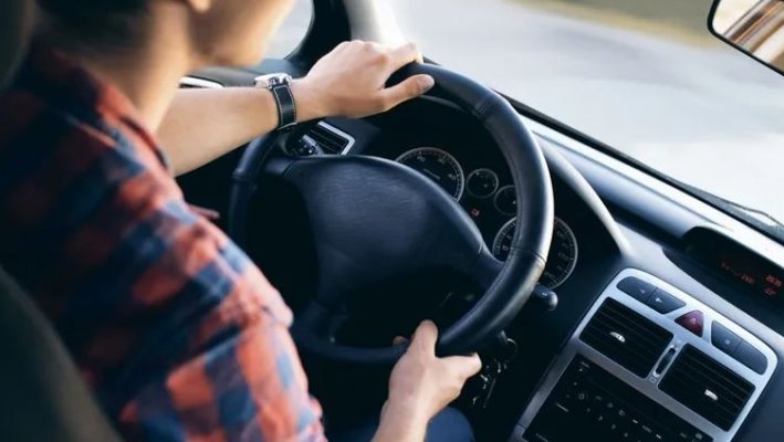 Proiect de lege adoptat tacit: Staționarea cu motorul pornit, la un pas să fie interzisă