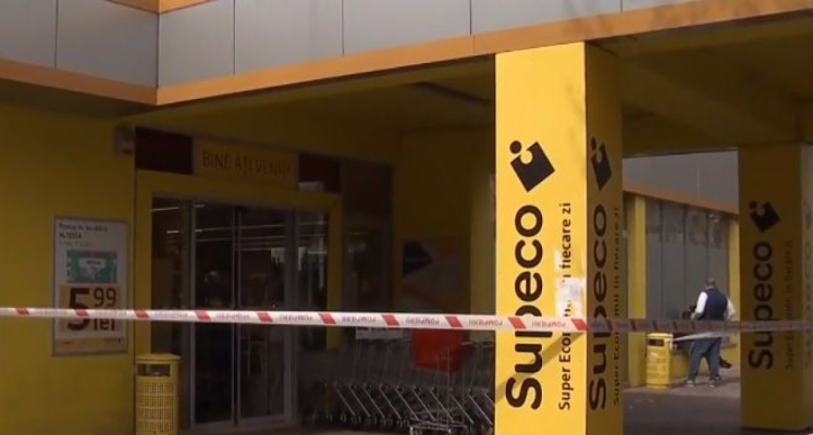 O porţiune din tavanul unui supermarket din Bucureşti a căzut peste o femeie