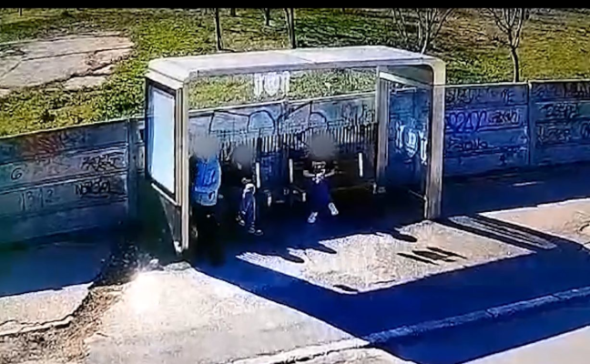 Încă o stație de autobuz a fost vandalizată, în cartierul Poarta 6. Video