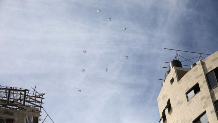 SUA au lansat din avioane primele ajutoare pentru palestinienii din Fâșia Gaza