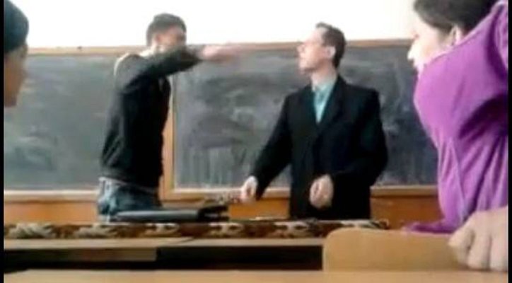 Un elev de 15 ani a luat la bătaie un profesor în școală