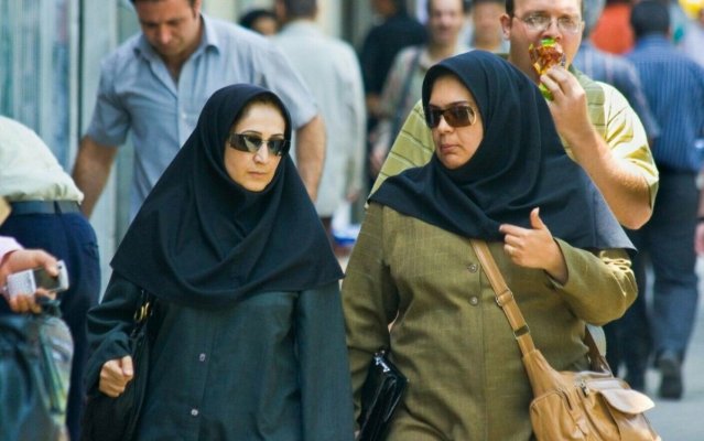 Vălul islamic obligatoriu: „Supraveghere generalizată“ a femeilor şi a şoferiţelor în Iran