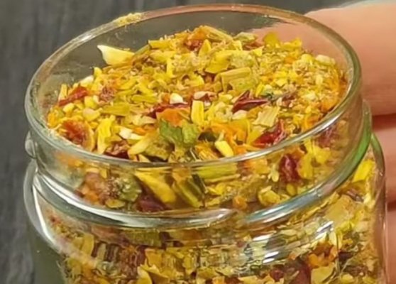 Prepară-ți acasă baza pentru mâncăruri - vegeta naturală