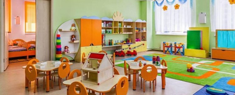 O mamă a lovit-o cu pumnul în față pe îngrijitoarea fiicei sale de la grădiniță