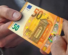 Doi bărbaţi, cercetaţi după ce au folosit, în repetate rânduri, bancnote false de 50 de euro