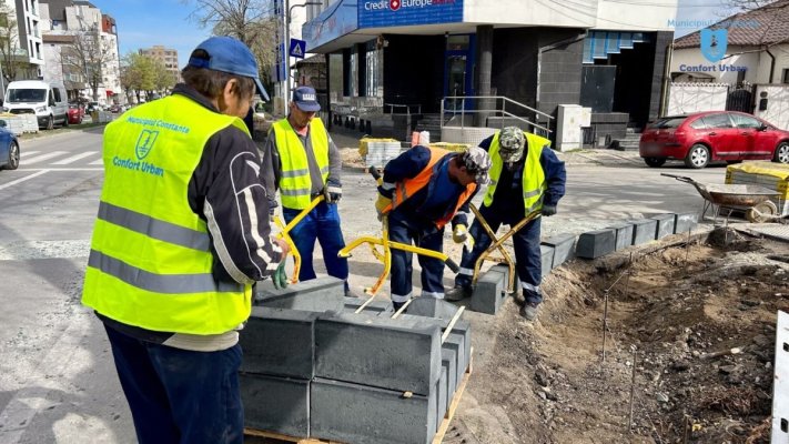 Trotuarele din mai multe zone din oraș, în curs de modernizare
