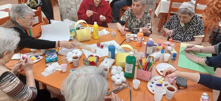 Vârstnicii de la căminul din Constanța au decorat ouă de Paște