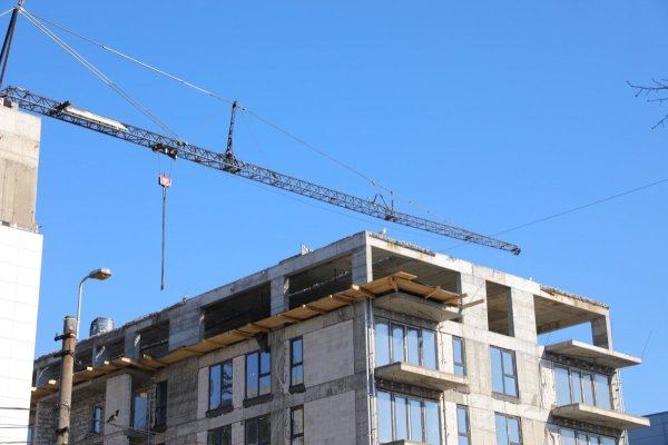 Un dezvoltator imobiliar obligat să-și demoleze etajele superioare după ce le-a construit fără autorizație