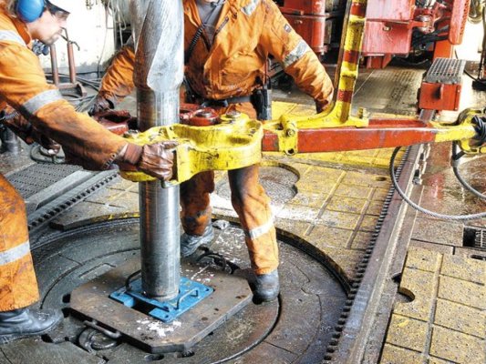 IEA avertizează că atacurile asupra rafinăriilor ruseşti ar putea perturba piaţa de motorină