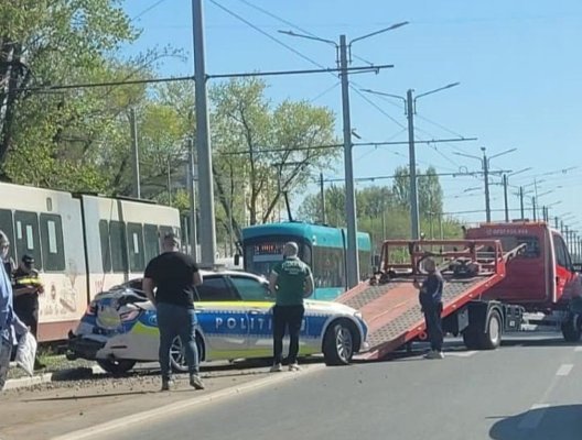Un tramvai a intrat într-o mașină a Poliției, în Galați 