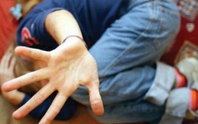 Fetiță de 12 ani, amenințată, șantajată și violată timp de mai multe luni