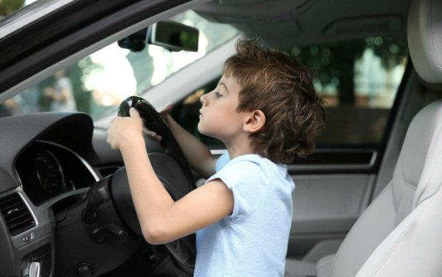 Un copil de 15 ani a fost prins la volanul unei mașini furate 
