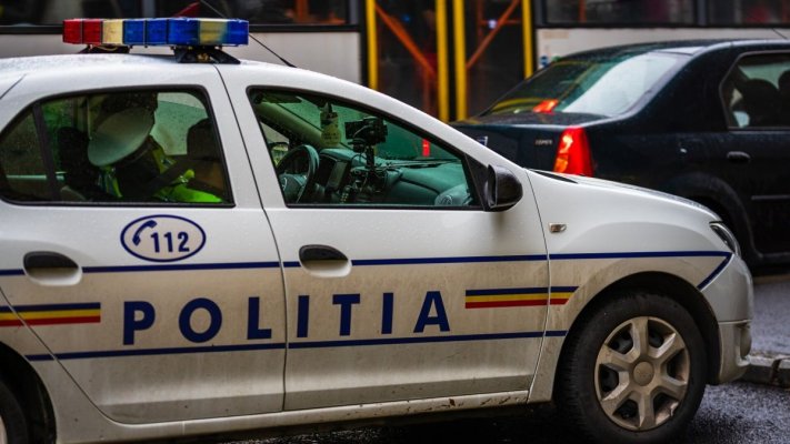 Un bărbat a fost prins de poliție după ce și-a urmărit și bătut soția în trafic 