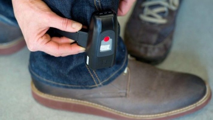 Un bărbat și-a distrus brățara electronică. Avea ordin de protecție emis pe numele lui