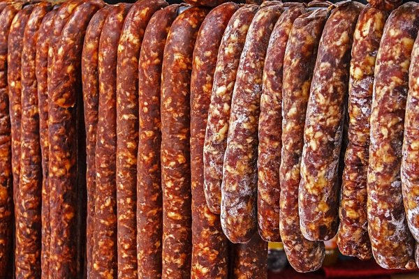 Un pădurar a încercat să scape de amendă cu țuică, pastramă și cârnați