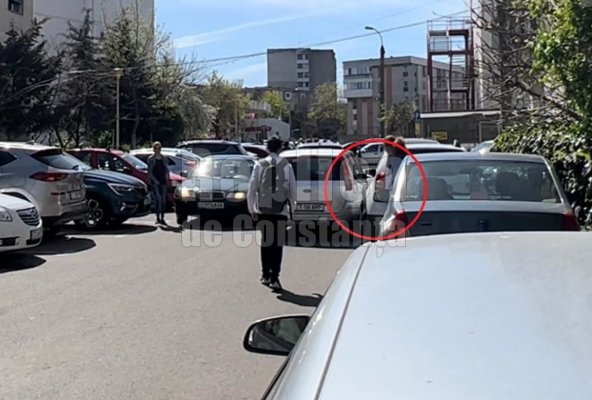Un șofer iresponsabil a lovit o mașină în parcare şi şi-a văzut liniștit de drum. Video 