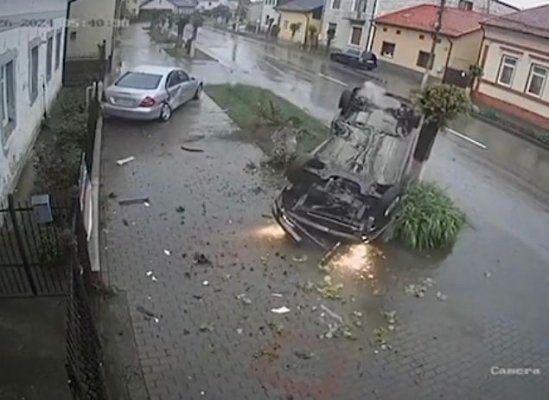 Accident cumplit filmat pe camerele de supraveghere. A derapat și a scos din rădăcină un copac Video