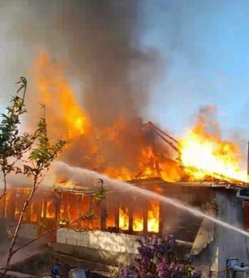 Incendiu de proporții la o mânăstire. Două chilii ale măicuțelor făcute scrum. Video