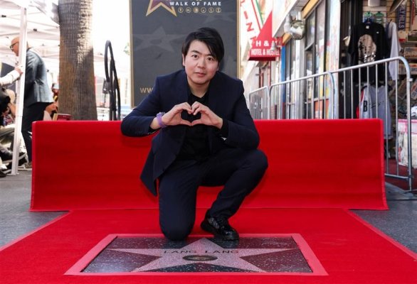 Pianistul chinez Lang Lang a fost recompensat cu o stea pe Walk of Fame din Hollywood