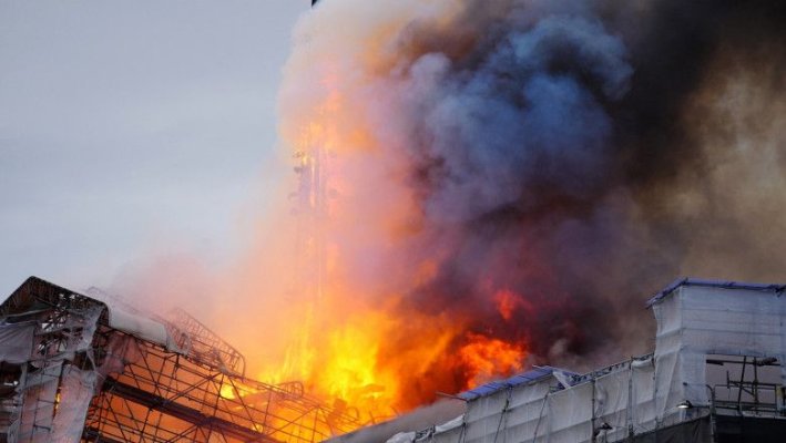 Incendiu uriaș la clădirea-muzeu a Bursei din Copenhaga 