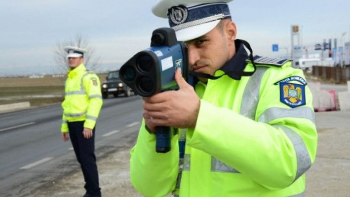 Un polițist vitezoman a fost surpins cu aproape 140 km/h în localitate