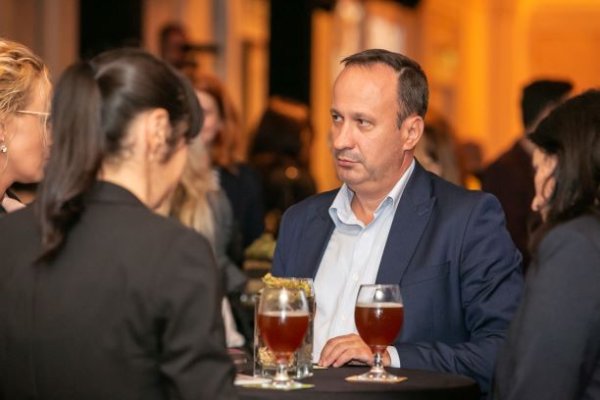 Ministrul Adrian Câciu vrea să ne convingă că prețurile din piețe sunt mici. De parcă noi nu vedem realitatea!