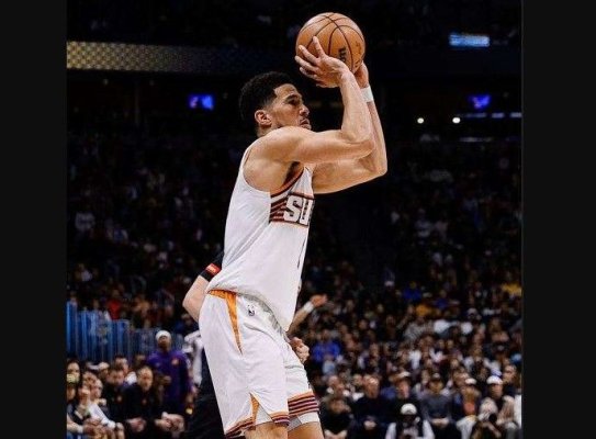 Baschet: NBA - Devin Booker, autor a 52 de puncte, artizanul victoriei lui Phoenix Suns