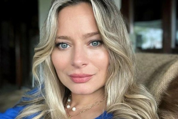 Laura Cosoi, o graviduță sexy! A atras toate privirile într-o rochie de 50 de lei