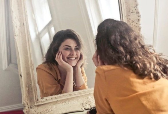 10 afirmații pozitive de spus în oglindă, în fiecare dimineață, pentru sănătatea mintală