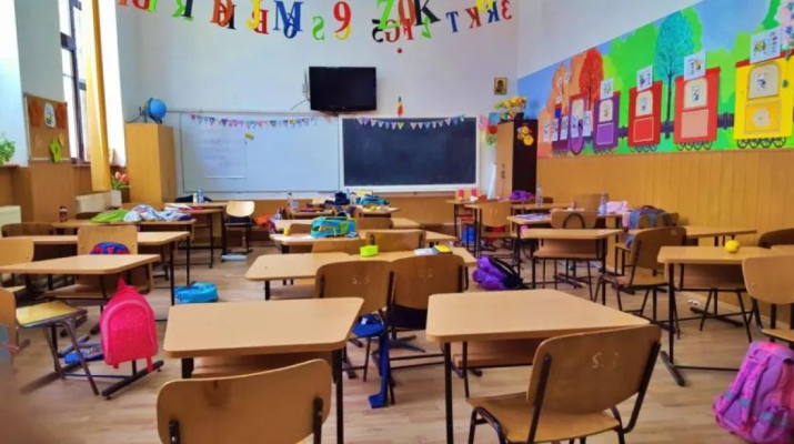 Doi copii au fost răniți după ce o bucată din tavanul unei săli de clasă a căzut peste ei