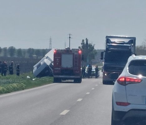 Un TIR s-a răsturnat la intrare în Poarta Albă. Video