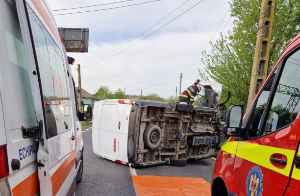 O autoutilitară de transport marfă s-a răsturnat, în urma unui accident rutier. Video