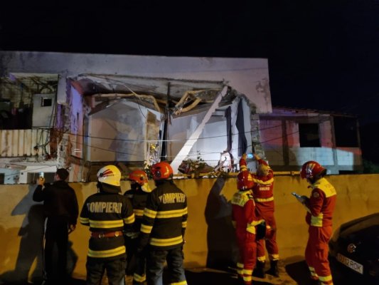 Explozie la un bloc din Craiova! O persoană a murit, după ce o parte de etaj s-a prăbușit. Video