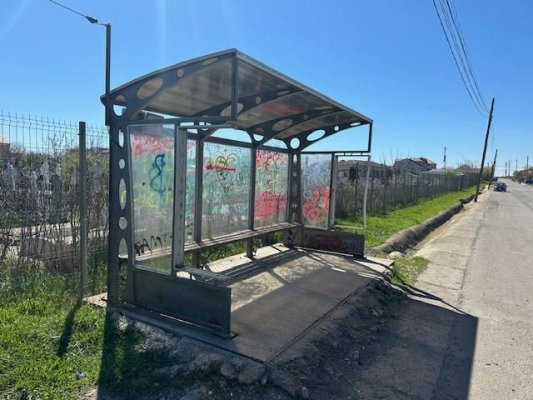 „Scut“ împotriva vandalizării! Stațiile de autobuz din Limanu, transformate de copiii din comună! 