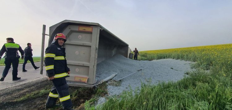 Un TIR încărcat cu piatră s-a răsturnat la ieșire din Gălbiori