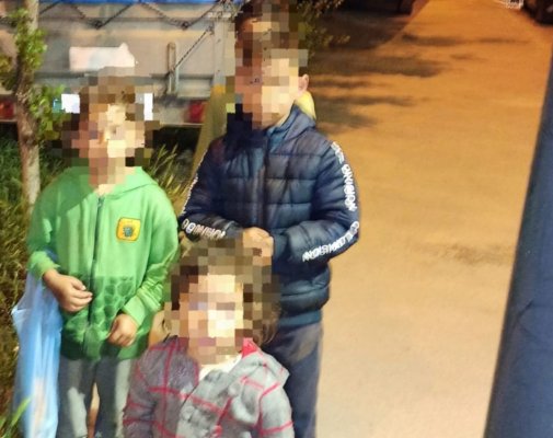Trei minori de 1, 3 şi 5 ani, plecaţi de la domiciliu, găsiţi de poliţişti. Mama copiilor, sancţionată