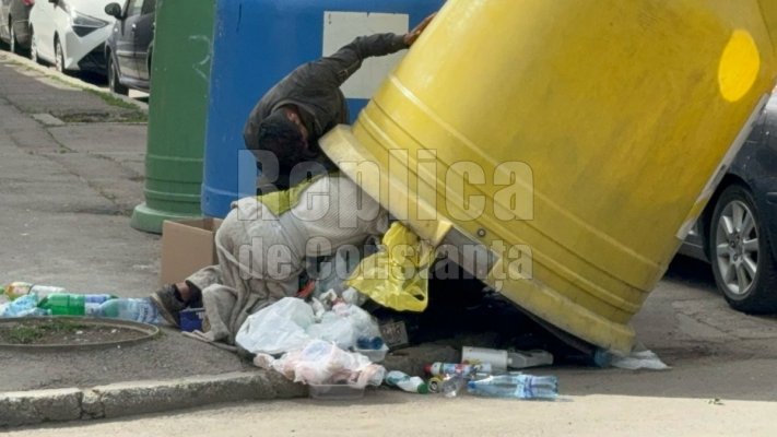 Asta e prea de tot! Au răsturnat tomberoanele de gunoi în căutarea sticlelor reciclabile. Video