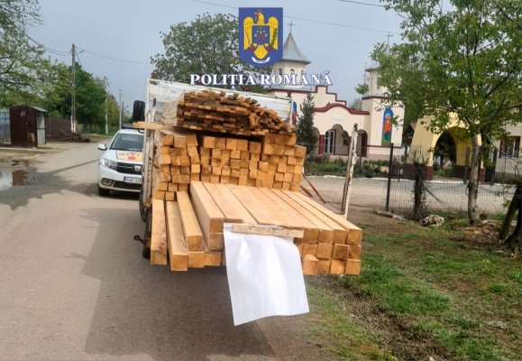Amendă pentru un șofer care transporta grinzi de lemn fără aviz