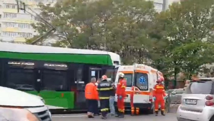 Accident între un tramvai și o ambulanță, în Capitală