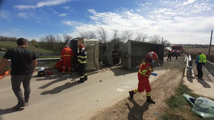 Camion cu piatră răsturnat în Siriu, o victimă încarcerată