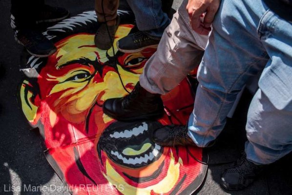 FIlipine: Protestatarii calcă în picioare efigia preşedintelui chinez într-o manifestaţie la Manila