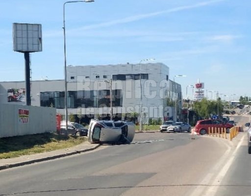 Mașină răsturnată, pe bulevardul Aurel Vlaicu